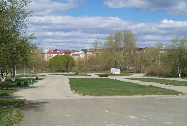 В Лысьвенской центральной библиотеке открылась фотовыставка Жена героя. Жены военных, накинувшие на плечо китель супруга, олицетворяют своим видом, настоящий патриотизм